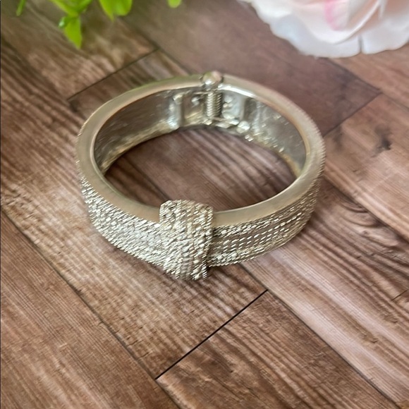 Chic Silver Textured Bracelet - Picture 8 of 10